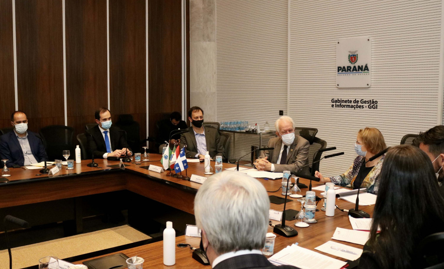 As novas oportunidades de parceria entre o Paraná e o Canadá foram o foco da visita de uma comitiva do Consulado Geral do Canadá a Curitiba nesta quarta-feira (6). O vice-governador Darci Piana recebeu, no Palácio Iguaçu, a cônsul-geral do Canadá em São Paulo, Heather Cameron. Foto: Camila Tonett/Vice-governadoria