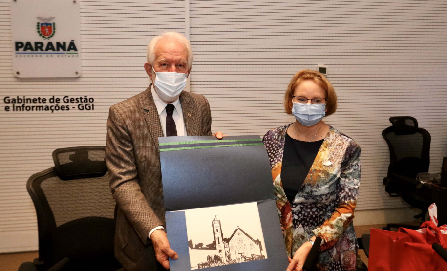 As novas oportunidades de parceria entre o Paraná e o Canadá foram o foco da visita de uma comitiva do Consulado Geral do Canadá a Curitiba nesta quarta-feira (6). O vice-governador Darci Piana recebeu, no Palácio Iguaçu, a cônsul-geral do Canadá em São Paulo, Heather Cameron. Foto: Camila Tonett/Vice-governadoria