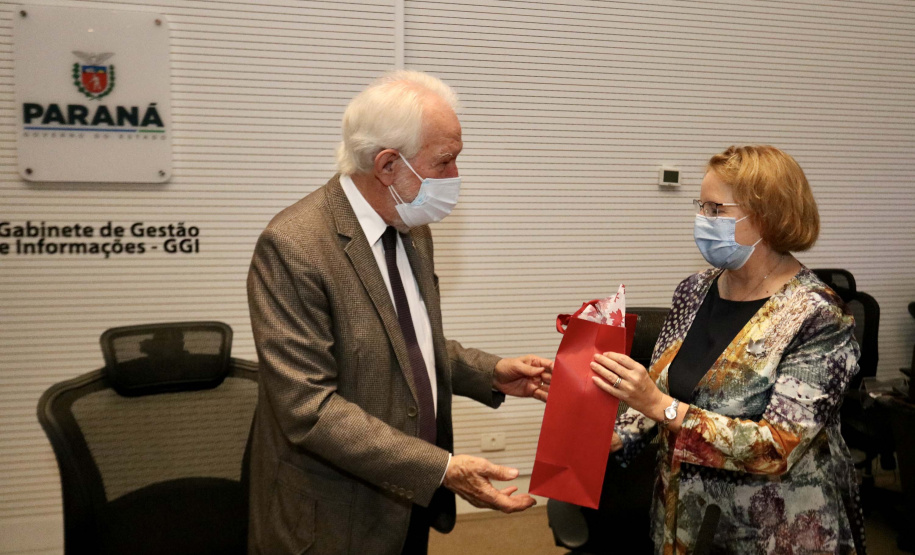 As novas oportunidades de parceria entre o Paraná e o Canadá foram o foco da visita de uma comitiva do Consulado Geral do Canadá a Curitiba nesta quarta-feira (6). O vice-governador Darci Piana recebeu, no Palácio Iguaçu, a cônsul-geral do Canadá em São Paulo, Heather Cameron. Foto: Camila Tonett/Vice-governadoria