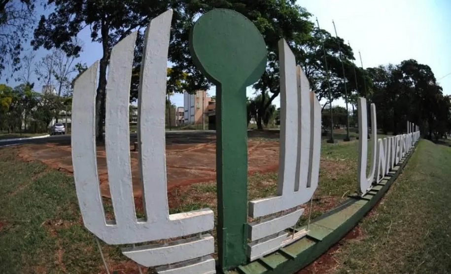 Ex-reitores participam de plantio da peroba em comemoração aos 50 anos da UEL  -  Londrina, 06/10/2021  -  Foto: UEL
