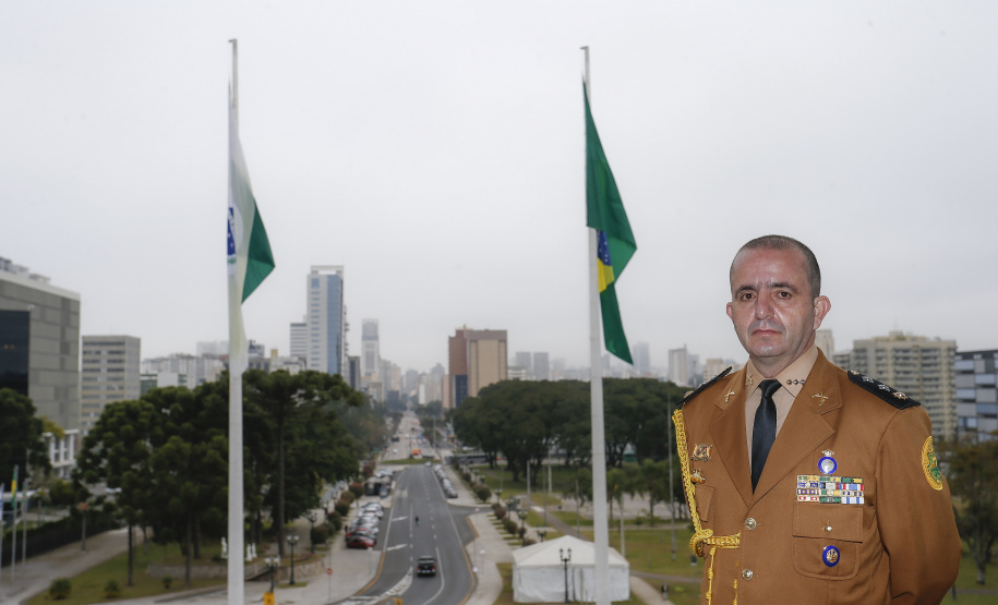 O major Sérgio Vieira Benício é o novo chefe da Casa Militar do Governo do Estado. Sua nomeação foi assinada pelo governador Carlos Massa Ratinho Junior na tarde desta quarta-feira (6). Integrante do quadro de oficiais policiais-militares (QOPM), o major exercia o cargo de subchefe da Casa Militar.
