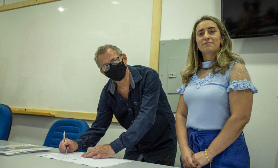 Produtores do Projeto Seda assinam convênio com Fundo de Apoio à Sericultura. Foto: UEM