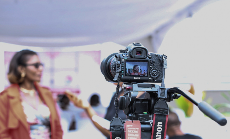 A Secretaria de Estado da Comunicação Social e da Cultura (SECC), por meio da Superintendência-Geral da Cultura, lança o Edital Prêmio Incentivo ao Desenvolvimento de Longas-Metragens Paranaenses, que irá premiar com recursos da Lei Aldir Blanc 2021 propostas de desenvolvimento de projetos de longas-metragens de ficção (live action ou animação), inéditos, de produtoras audiovisuais paranaenses independentes. Foto:SECC