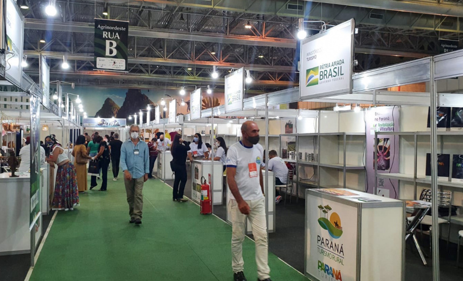O Estado do Paraná foi representado na 28ª Agrinordeste, tradicional feira realizada em Recife (PE), que termina nesta sexta-feira (08). O evento é uma oportunidade para a atração de mais turistas ao Estado, especialmente no turismo rural e no enoturismo, principais destaques paranaenses na feira. -  Curitiba, 07/10/2021  -  Foto: Paraná Turismo