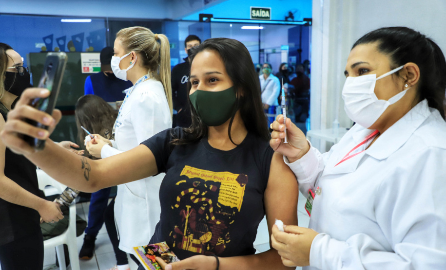 Com duas mil pessoas vacinadas por hora, Paraná atinge 98% da população adulta e 5,5 milhões estão imunizadas  -  Curitiba, 07/10/2021 - Foto: José Fernando Ogura/AEN