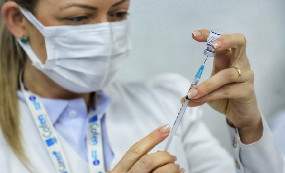 Com duas mil pessoas vacinadas por hora, Paraná atinge 98% da população adulta e 5,5 milhões estão imunizadas  -  Curitiba, 07/10/2021 - Foto: José Fernando Ogura/AEN