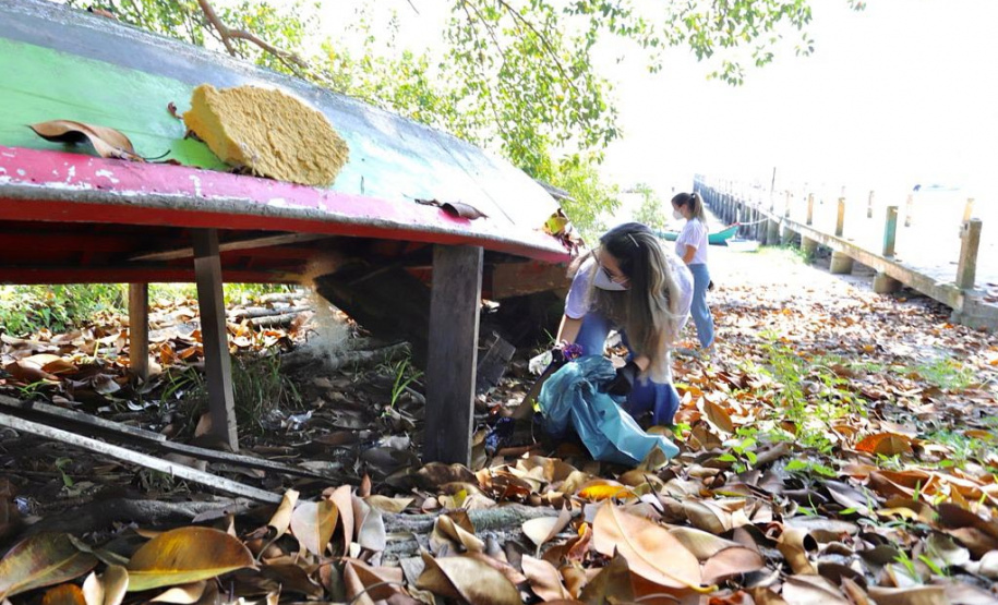 Nesta segunda-feira (27), 18 voluntários participaram da ação de limpeza de praias nas comunidades de Europinha e Ilha do Teixeira, no entorno dos portos de Paranaguá e Antonina, na Baía de Paranaguá. - Paranaguá, 27/09/2021  -  Foto: Claudio Neves/Portos do Paraná