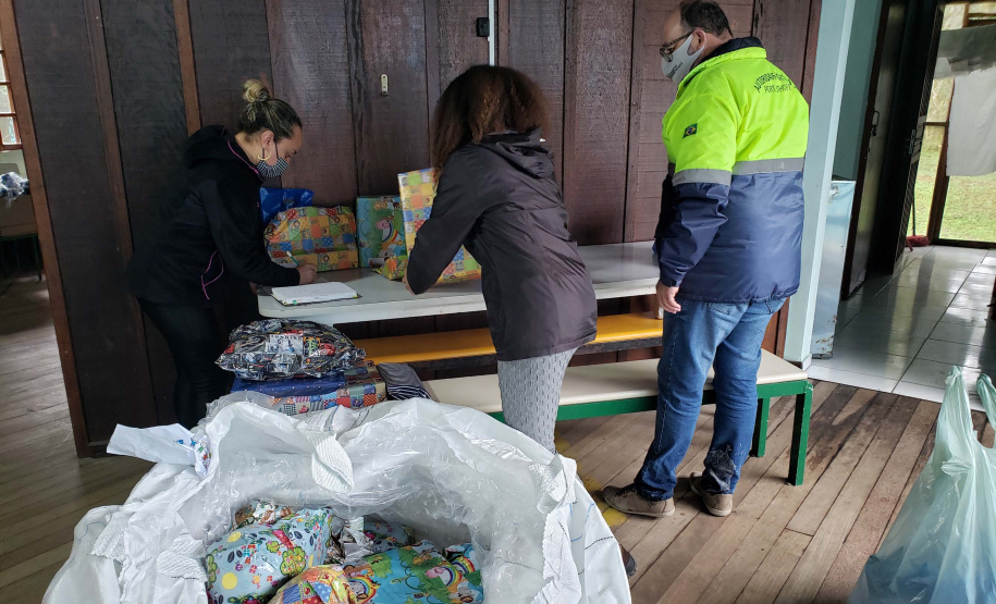 A Portos do Paraná deu início nesta semana, em parceria com a Superintendência Geral de Ação Solidária, à distribuição de brinquedos às crianças matriculadas nas escolas municipais das comunidades isoladas de Paranaguá e Antonina. Foto: Pierpaolo Nota/Portos do Paraná