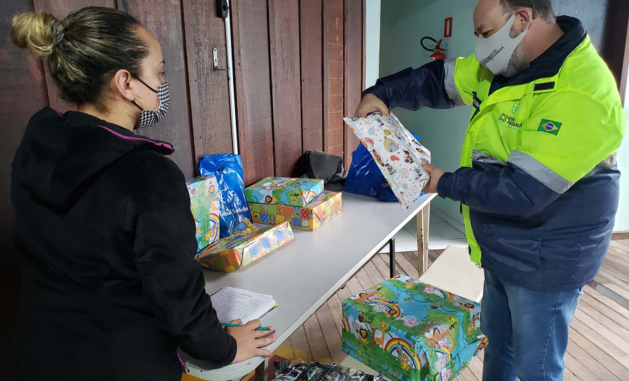 A Portos do Paraná deu início nesta semana, em parceria com a Superintendência Geral de Ação Solidária, à distribuição de brinquedos às crianças matriculadas nas escolas municipais das comunidades isoladas de Paranaguá e Antonina. Foto: Pierpaolo Nota/Portos do Paraná
