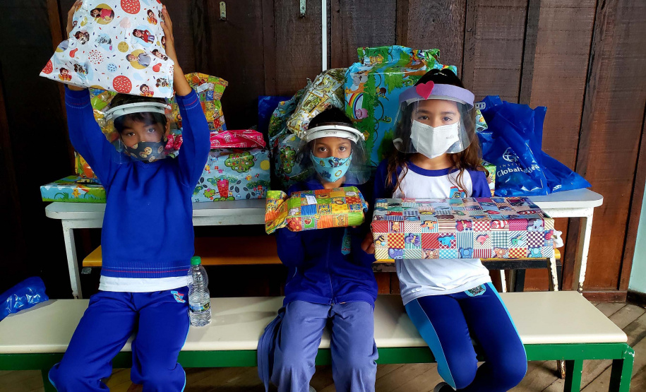 A Portos do Paraná deu início nesta semana, em parceria com a Superintendência Geral de Ação Solidária, à distribuição de brinquedos às crianças matriculadas nas escolas municipais das comunidades isoladas de Paranaguá e Antonina. Foto: Pierpaolo Nota/Portos do Paraná