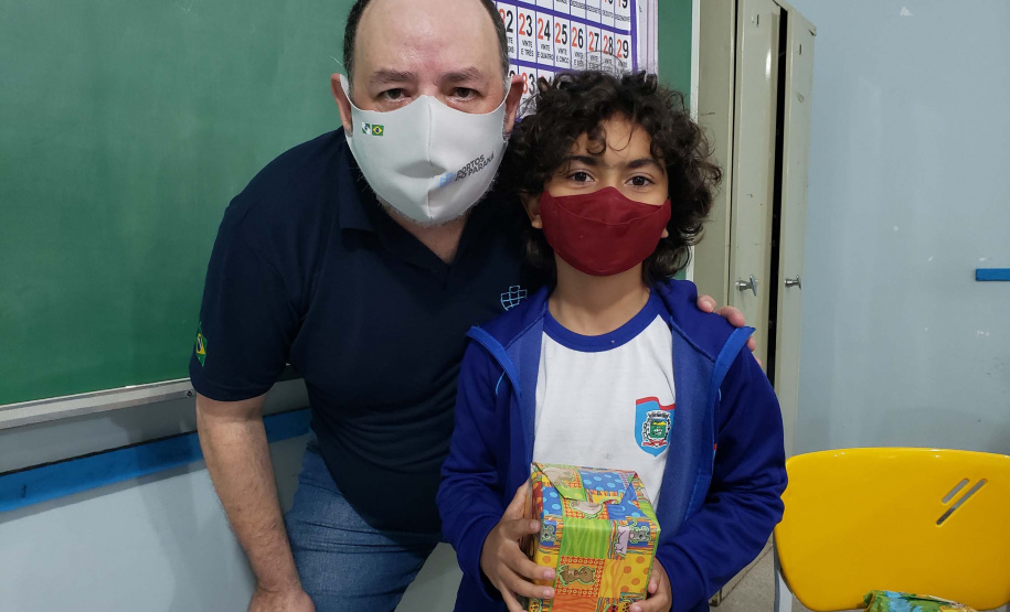 A Portos do Paraná deu início nesta semana, em parceria com a Superintendência Geral de Ação Solidária, à distribuição de brinquedos às crianças matriculadas nas escolas municipais das comunidades isoladas de Paranaguá e Antonina. Foto: Pierpaolo Nota/Portos do Paraná