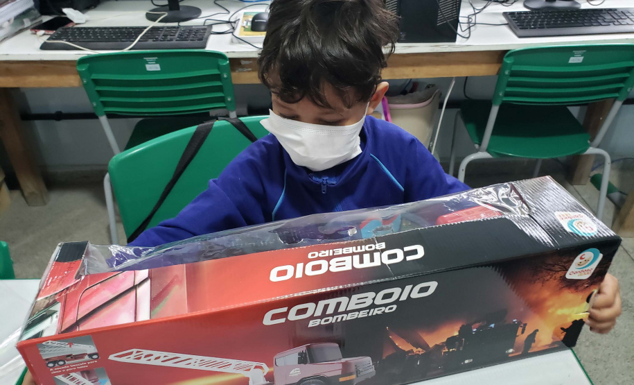 A Portos do Paraná deu início nesta semana, em parceria com a Superintendência Geral de Ação Solidária, à distribuição de brinquedos às crianças matriculadas nas escolas municipais das comunidades isoladas de Paranaguá e Antonina. Foto: Pierpaolo Nota/Portos do Paraná