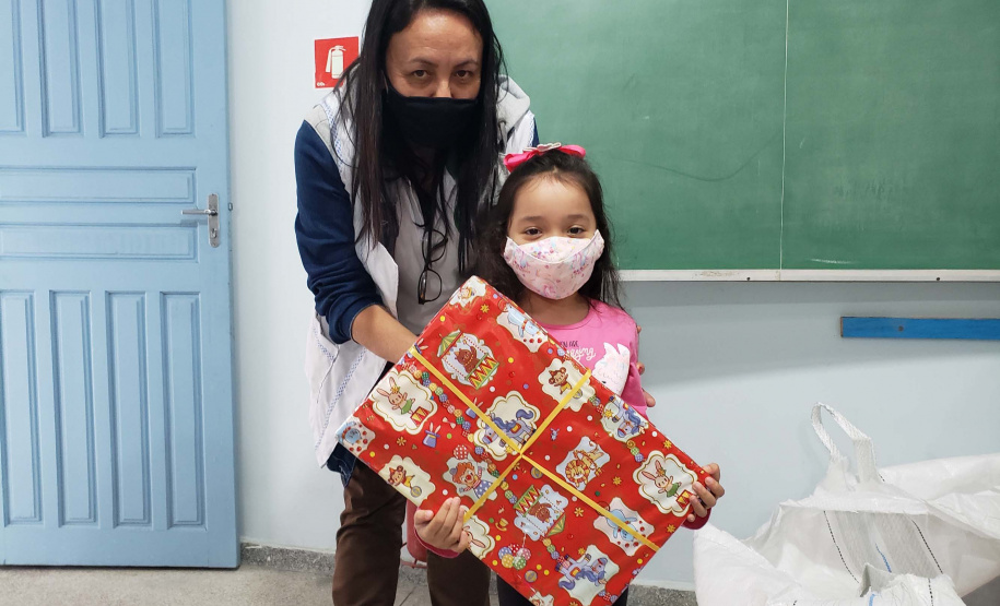 A Portos do Paraná deu início nesta semana, em parceria com a Superintendência Geral de Ação Solidária, à distribuição de brinquedos às crianças matriculadas nas escolas municipais das comunidades isoladas de Paranaguá e Antonina. Foto: Pierpaolo Nota/Portos do Paraná