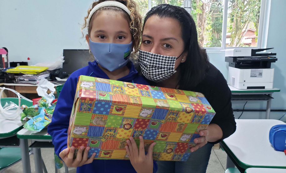 A Portos do Paraná deu início nesta semana, em parceria com a Superintendência Geral de Ação Solidária, à distribuição de brinquedos às crianças matriculadas nas escolas municipais das comunidades isoladas de Paranaguá e Antonina. Foto: Pierpaolo Nota/Portos do Paraná