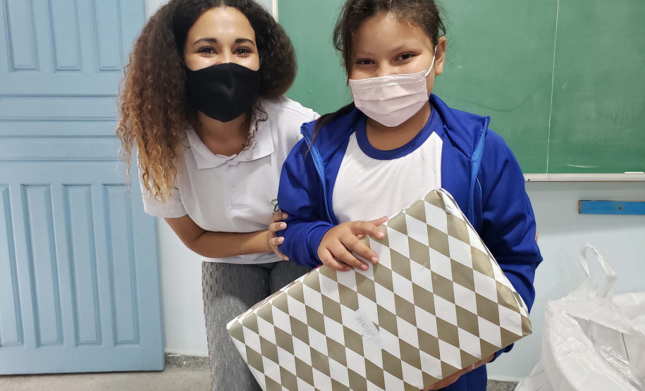 A Portos do Paraná deu início nesta semana, em parceria com a Superintendência Geral de Ação Solidária, à distribuição de brinquedos às crianças matriculadas nas escolas municipais das comunidades isoladas de Paranaguá e Antonina. Foto: Pierpaolo Nota/Portos do Paraná