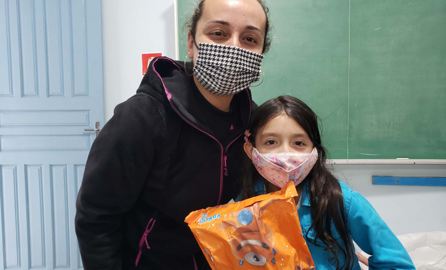 A Portos do Paraná deu início nesta semana, em parceria com a Superintendência Geral de Ação Solidária, à distribuição de brinquedos às crianças matriculadas nas escolas municipais das comunidades isoladas de Paranaguá e Antonina. Foto: Pierpaolo Nota/Portos do Paraná