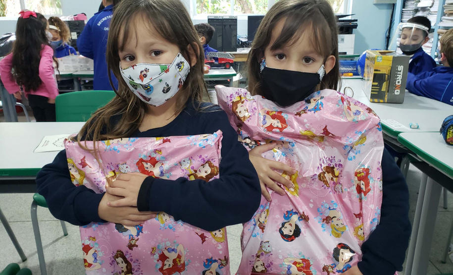 A Portos do Paraná deu início nesta semana, em parceria com a Superintendência Geral de Ação Solidária, à distribuição de brinquedos às crianças matriculadas nas escolas municipais das comunidades isoladas de Paranaguá e Antonina. Foto: Pierpaolo Nota/Portos do Paraná