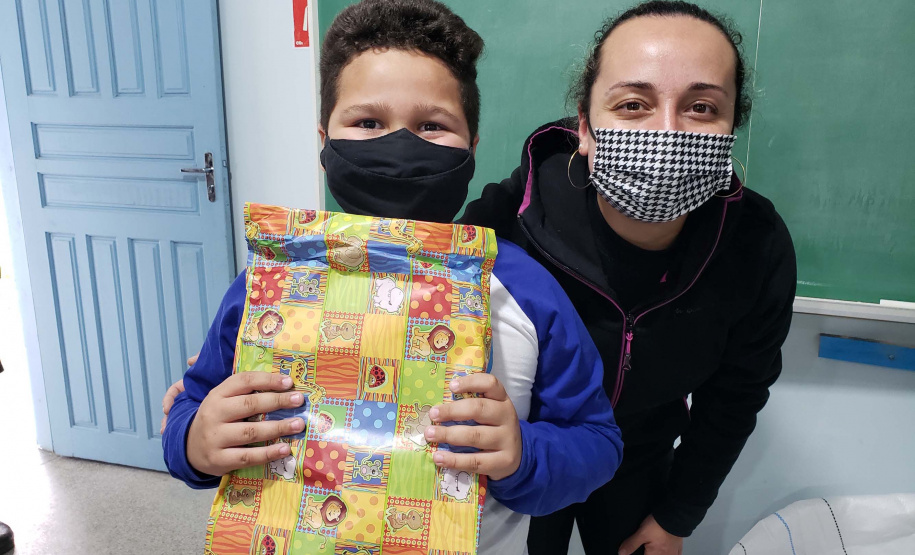 A Portos do Paraná deu início nesta semana, em parceria com a Superintendência Geral de Ação Solidária, à distribuição de brinquedos às crianças matriculadas nas escolas municipais das comunidades isoladas de Paranaguá e Antonina. Foto: Pierpaolo Nota/Portos do Paraná