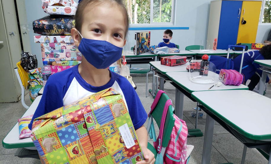 A Portos do Paraná deu início nesta semana, em parceria com a Superintendência Geral de Ação Solidária, à distribuição de brinquedos às crianças matriculadas nas escolas municipais das comunidades isoladas de Paranaguá e Antonina. Foto: Pierpaolo Nota/Portos do Paraná
