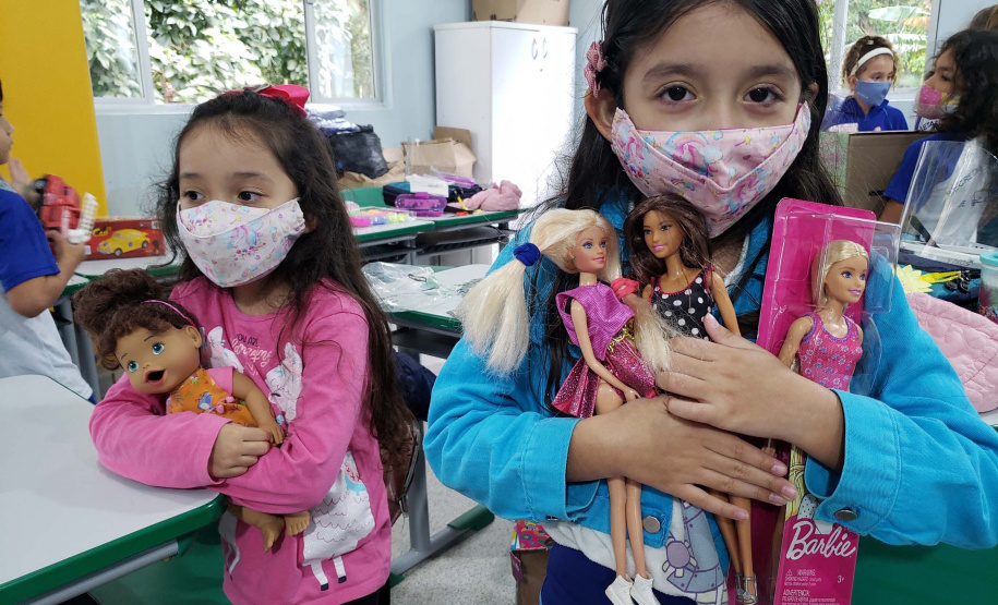 A Portos do Paraná deu início nesta semana, em parceria com a Superintendência Geral de Ação Solidária, à distribuição de brinquedos às crianças matriculadas nas escolas municipais das comunidades isoladas de Paranaguá e Antonina. Foto: Pierpaolo Nota/Portos do Paraná