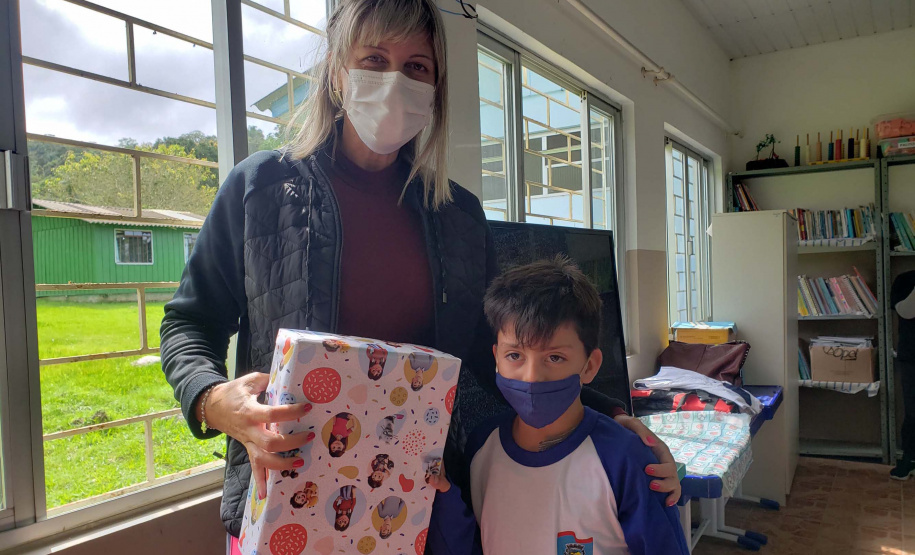 A Portos do Paraná deu início nesta semana, em parceria com a Superintendência Geral de Ação Solidária, à distribuição de brinquedos às crianças matriculadas nas escolas municipais das comunidades isoladas de Paranaguá e Antonina. Foto: Pierpaolo Nota/Portos do Paraná