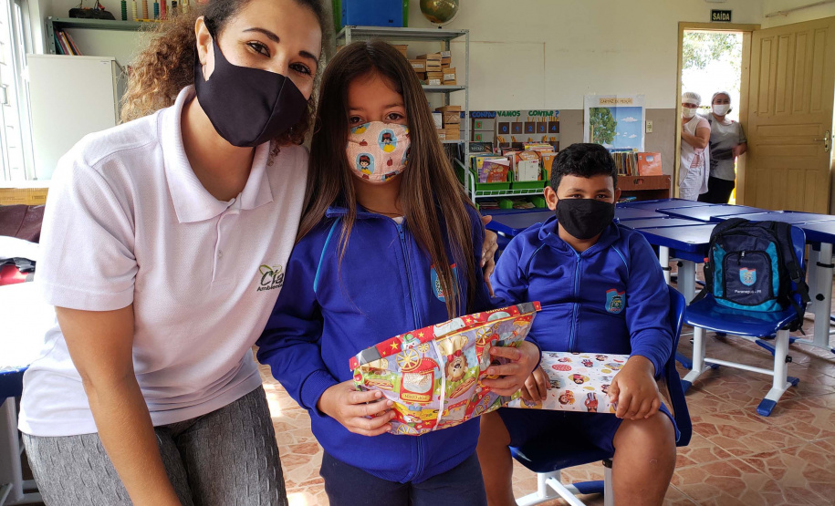 A Portos do Paraná deu início nesta semana, em parceria com a Superintendência Geral de Ação Solidária, à distribuição de brinquedos às crianças matriculadas nas escolas municipais das comunidades isoladas de Paranaguá e Antonina. Foto: Pierpaolo Nota/Portos do Paraná
