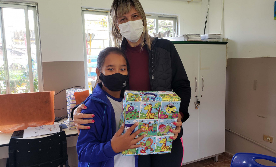 A Portos do Paraná deu início nesta semana, em parceria com a Superintendência Geral de Ação Solidária, à distribuição de brinquedos às crianças matriculadas nas escolas municipais das comunidades isoladas de Paranaguá e Antonina. Foto: Pierpaolo Nota/Portos do Paraná