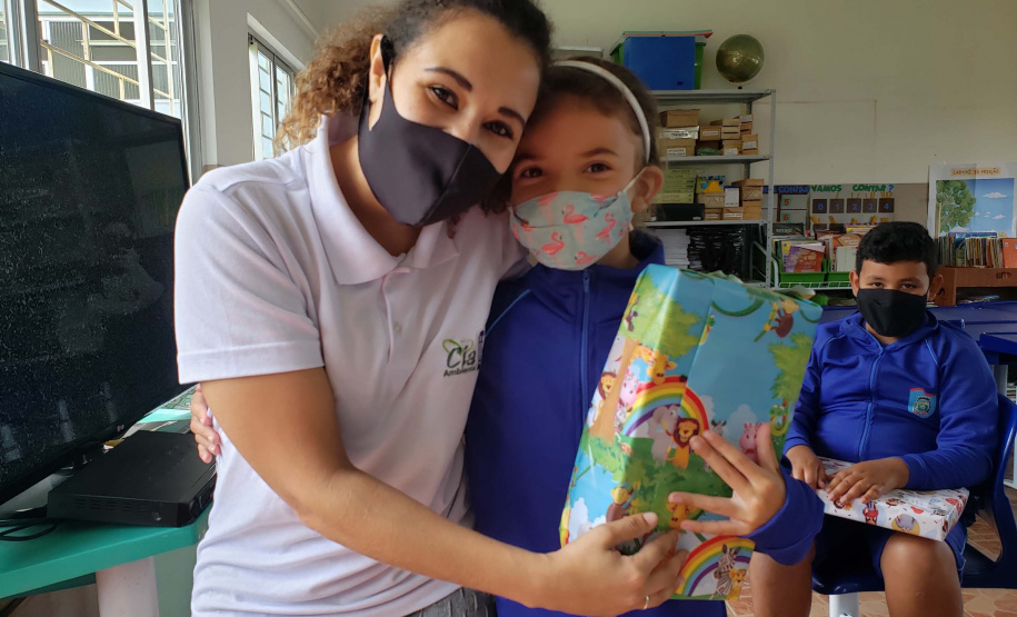 A Portos do Paraná deu início nesta semana, em parceria com a Superintendência Geral de Ação Solidária, à distribuição de brinquedos às crianças matriculadas nas escolas municipais das comunidades isoladas de Paranaguá e Antonina. Foto: Pierpaolo Nota/Portos do Paraná