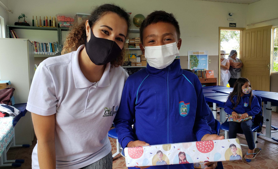 A Portos do Paraná deu início nesta semana, em parceria com a Superintendência Geral de Ação Solidária, à distribuição de brinquedos às crianças matriculadas nas escolas municipais das comunidades isoladas de Paranaguá e Antonina. Foto: Pierpaolo Nota/Portos do Paraná