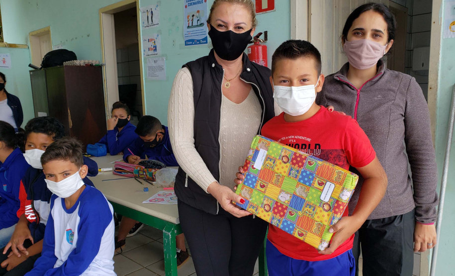 A Portos do Paraná deu início nesta semana, em parceria com a Superintendência Geral de Ação Solidária, à distribuição de brinquedos às crianças matriculadas nas escolas municipais das comunidades isoladas de Paranaguá e Antonina. Foto: Pierpaolo Nota/Portos do Paraná