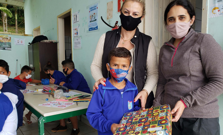 A Portos do Paraná deu início nesta semana, em parceria com a Superintendência Geral de Ação Solidária, à distribuição de brinquedos às crianças matriculadas nas escolas municipais das comunidades isoladas de Paranaguá e Antonina. Foto: Pierpaolo Nota/Portos do Paraná
