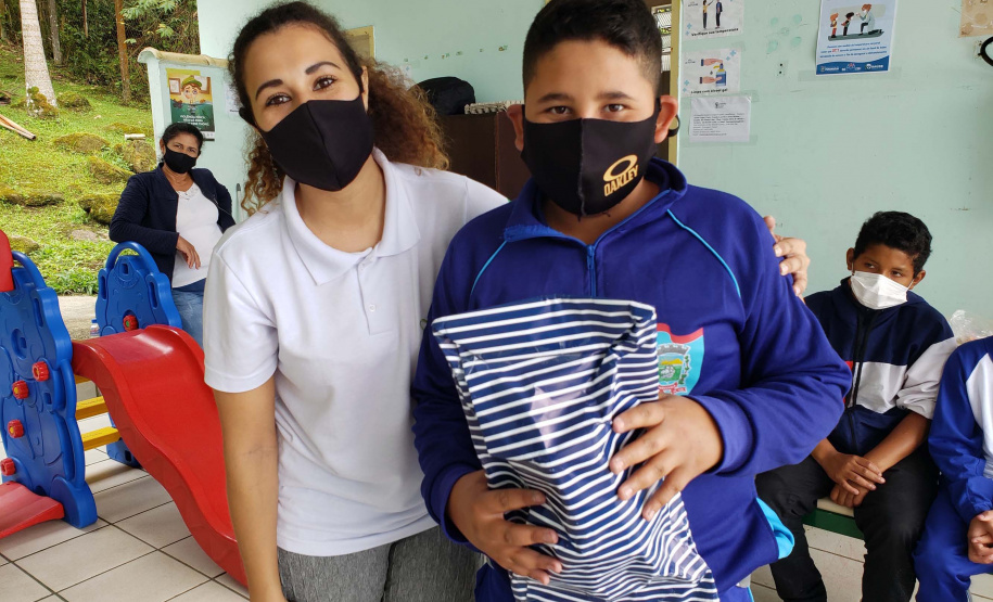 A Portos do Paraná deu início nesta semana, em parceria com a Superintendência Geral de Ação Solidária, à distribuição de brinquedos às crianças matriculadas nas escolas municipais das comunidades isoladas de Paranaguá e Antonina. Foto: Pierpaolo Nota/Portos do Paraná