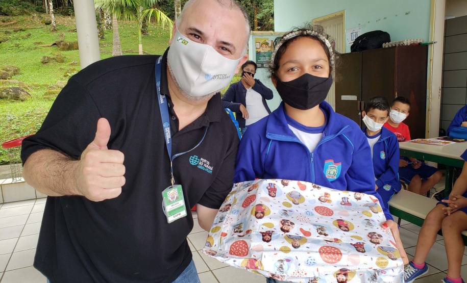 A Portos do Paraná deu início nesta semana, em parceria com a Superintendência Geral de Ação Solidária, à distribuição de brinquedos às crianças matriculadas nas escolas municipais das comunidades isoladas de Paranaguá e Antonina. Foto: Pierpaolo Nota/Portos do Paraná