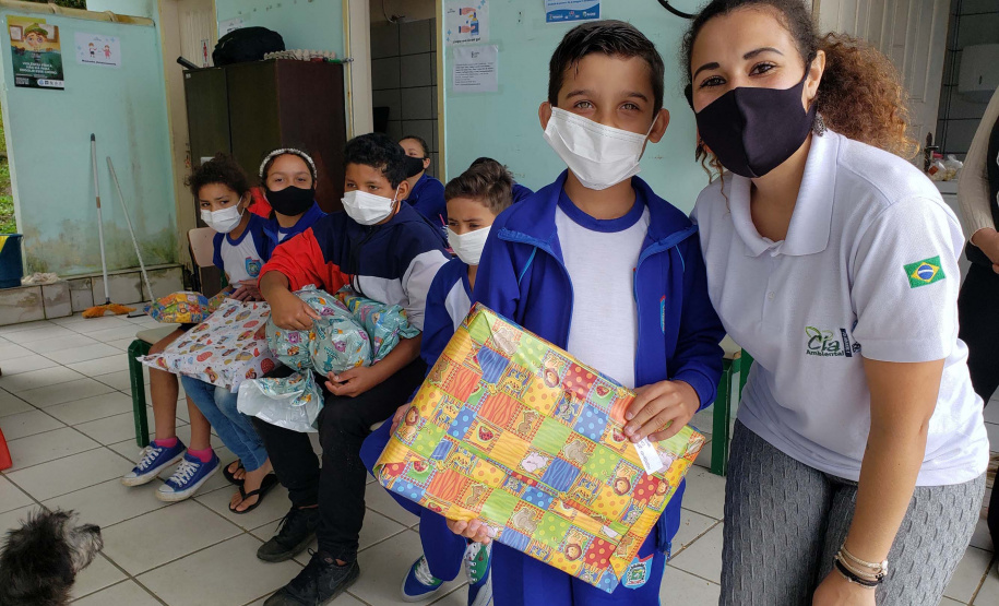 A Portos do Paraná deu início nesta semana, em parceria com a Superintendência Geral de Ação Solidária, à distribuição de brinquedos às crianças matriculadas nas escolas municipais das comunidades isoladas de Paranaguá e Antonina. Foto: Pierpaolo Nota/Portos do Paraná
