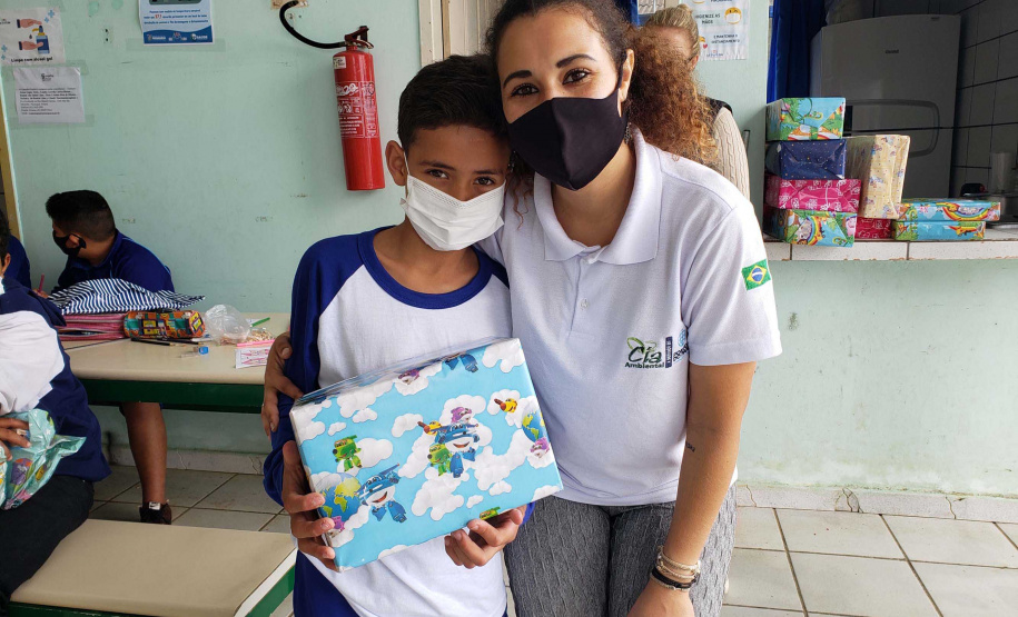A Portos do Paraná deu início nesta semana, em parceria com a Superintendência Geral de Ação Solidária, à distribuição de brinquedos às crianças matriculadas nas escolas municipais das comunidades isoladas de Paranaguá e Antonina. Foto: Pierpaolo Nota/Portos do Paraná