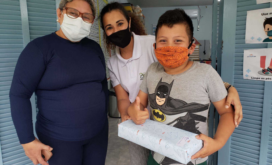 A Portos do Paraná deu início nesta semana, em parceria com a Superintendência Geral de Ação Solidária, à distribuição de brinquedos às crianças matriculadas nas escolas municipais das comunidades isoladas de Paranaguá e Antonina. Foto: Pierpaolo Nota/Portos do Paraná