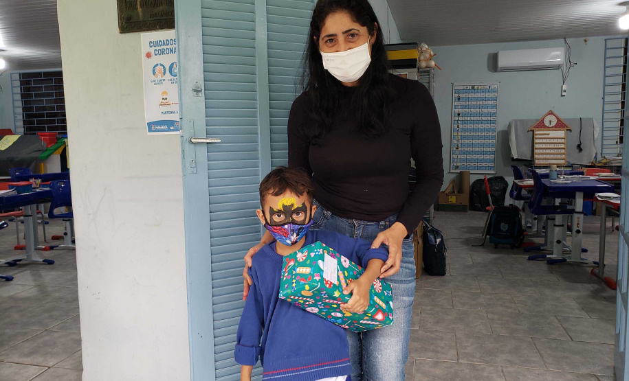 A Portos do Paraná deu início nesta semana, em parceria com a Superintendência Geral de Ação Solidária, à distribuição de brinquedos às crianças matriculadas nas escolas municipais das comunidades isoladas de Paranaguá e Antonina. Foto: Pierpaolo Nota/Portos do Paraná