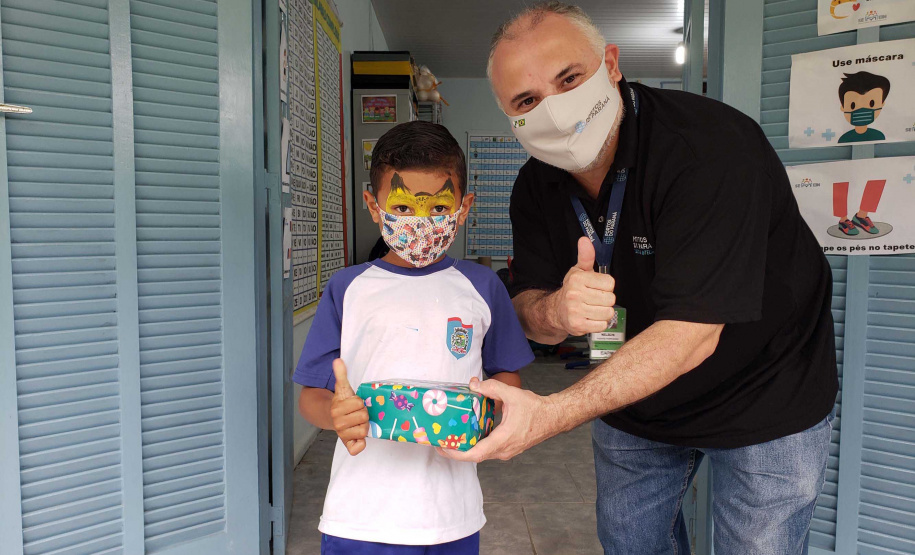 A Portos do Paraná deu início nesta semana, em parceria com a Superintendência Geral de Ação Solidária, à distribuição de brinquedos às crianças matriculadas nas escolas municipais das comunidades isoladas de Paranaguá e Antonina. Foto: Pierpaolo Nota/Portos do Paraná