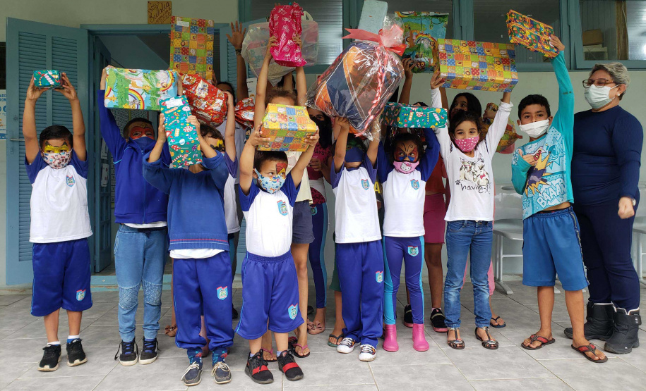 A Portos do Paraná deu início nesta semana, em parceria com a Superintendência Geral de Ação Solidária, à distribuição de brinquedos às crianças matriculadas nas escolas municipais das comunidades isoladas de Paranaguá e Antonina. Foto: Pierpaolo Nota/Portos do Paraná
