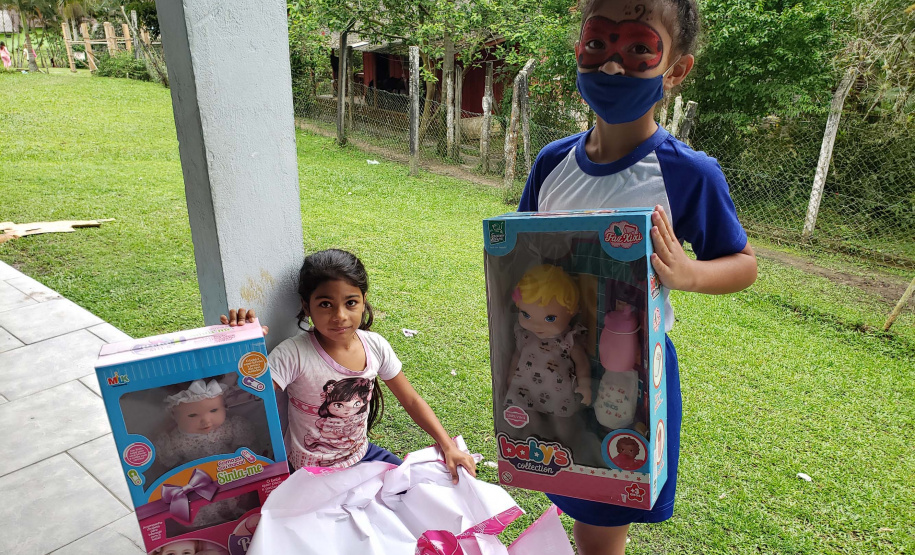 A Portos do Paraná deu início nesta semana, em parceria com a Superintendência Geral de Ação Solidária, à distribuição de brinquedos às crianças matriculadas nas escolas municipais das comunidades isoladas de Paranaguá e Antonina. Foto: Pierpaolo Nota/Portos do Paraná