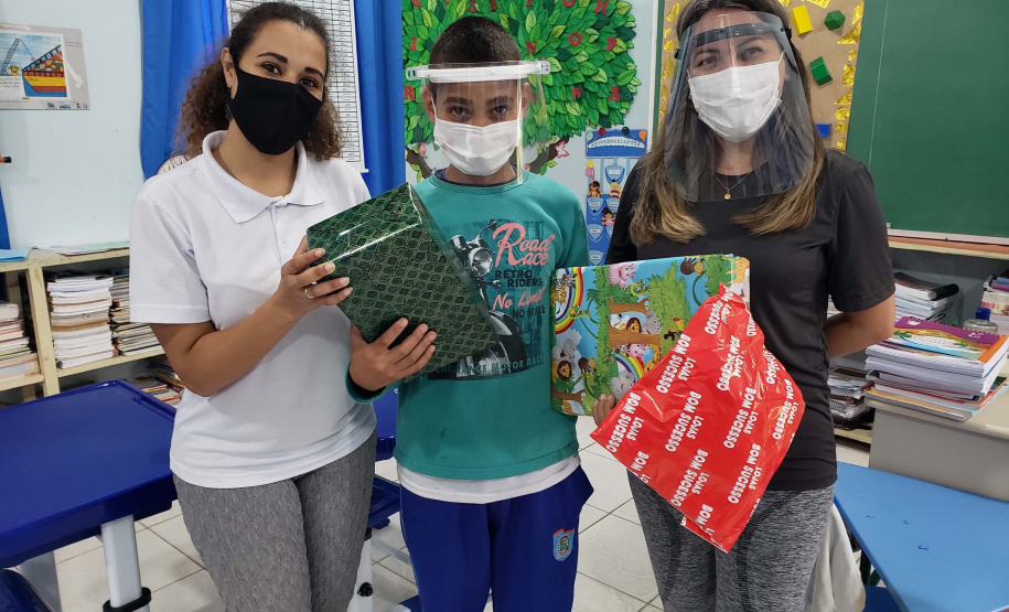 A Portos do Paraná deu início nesta semana, em parceria com a Superintendência Geral de Ação Solidária, à distribuição de brinquedos às crianças matriculadas nas escolas municipais das comunidades isoladas de Paranaguá e Antonina. Foto: Pierpaolo Nota/Portos do Paraná