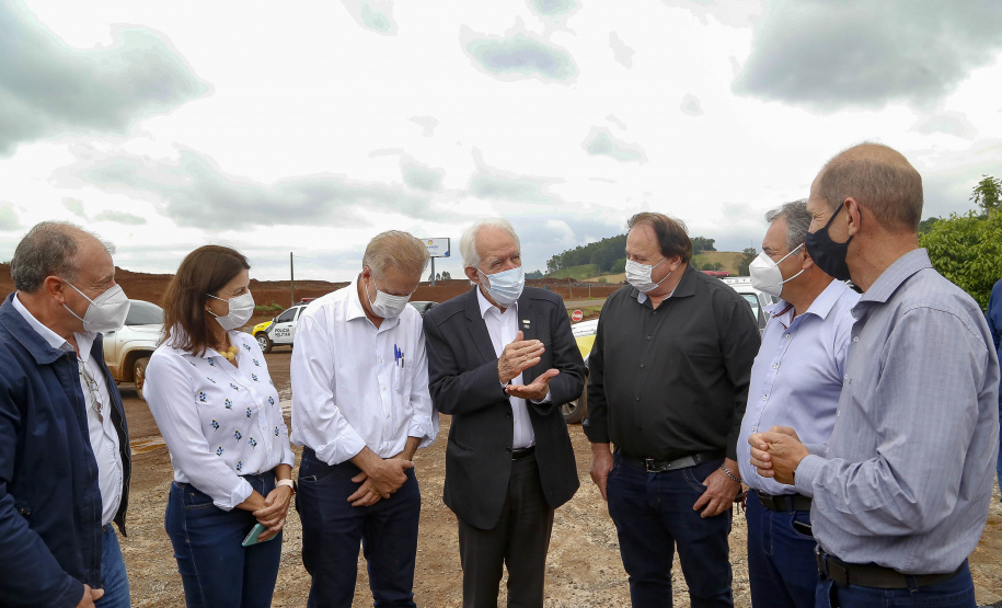 O governador em exercício Darci Piana vistoriou nesta quinta-feira (07) a construção do novo trevo da PR-281, e inaugurou uma unidade do Meu Campinho no distrito de Doutor Antonio Paranhos, em São Jorge D’Oeste, na região Sudoeste do Paraná. - São Jorge D’Oeste, 07/10/2021 -  Foto: Gilson Abreu/AEN