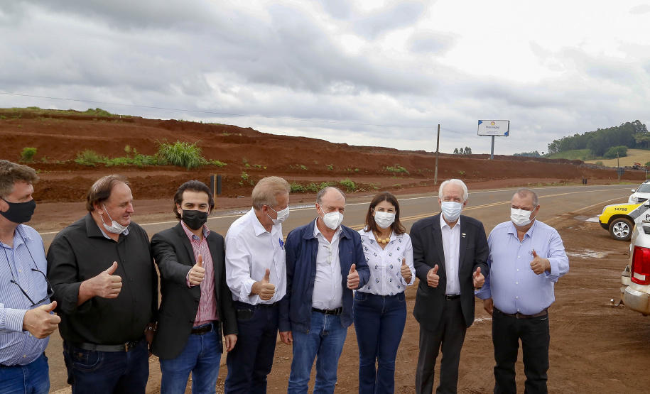 O governador em exercício Darci Piana vistoriou nesta quinta-feira (07) a construção do novo trevo da PR-281, e inaugurou uma unidade do Meu Campinho no distrito de Doutor Antonio Paranhos, em São Jorge D’Oeste, na região Sudoeste do Paraná. - São Jorge D’Oeste, 07/10/2021 -  Foto: Gilson Abreu/AEN