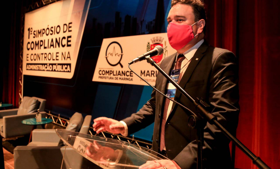 Paraná está entre os que mais aderiram ao Programa Nacional de Prevenção à Corrupção. O bom desempenho do Paraná foi anunciado pelo controlador-geral do Estado, Raul Siqueira, em Maringá, onde participou do 1º Simpósio de Compliance e Controle na Administração Pública promovido pela prefeitura. - Maringá, 07/10/2021  -  Foto: Aldemir de Moraes - Prefeitura de Maringá