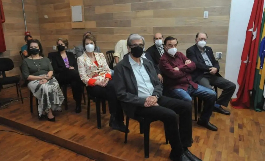 Cerimônia de aniversário reúne ex-reitores para plantio da 50ª árvore símbolo da UEL. Foto: UEL