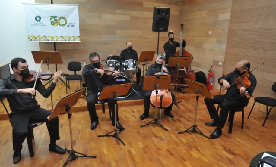 Cerimônia de aniversário reúne ex-reitores para plantio da 50ª árvore símbolo da UEL. Foto: UEL