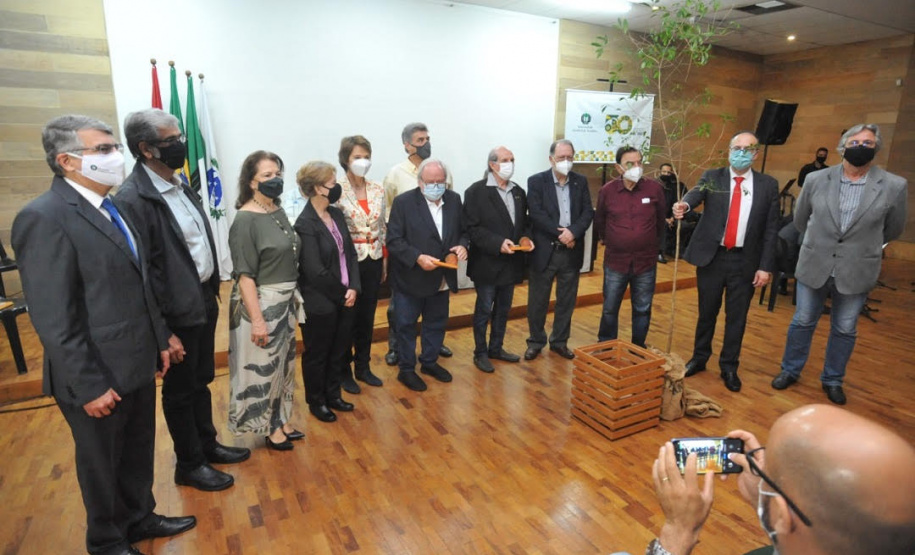 Cerimônia de aniversário reúne ex-reitores para plantio da 50ª árvore símbolo da UEL. Foto: UEL