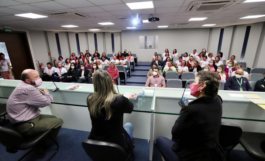 Para o Outubro Rosa deste ano a Portos do Paraná desenvolveu quatro vídeos-depoimentos de mulheres que passaram ou ainda enfrentam um câncer de mama. A programação alusiva ao mês de conscientização sobre a doença terminou ontem (6), mas as produções serão utilizadas no trabalho contínuo de sensibilização. Foto: Claudio Neves/Portos do Paraná