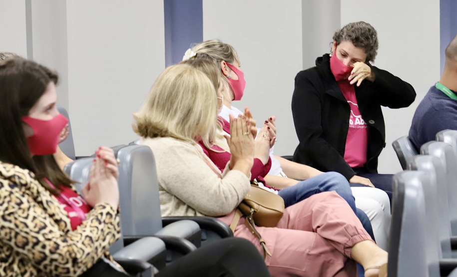 Para o Outubro Rosa deste ano a Portos do Paraná desenvolveu quatro vídeos-depoimentos de mulheres que passaram ou ainda enfrentam um câncer de mama. A programação alusiva ao mês de conscientização sobre a doença terminou ontem (6), mas as produções serão utilizadas no trabalho contínuo de sensibilização. Foto: Claudio Neves/Portos do Paraná