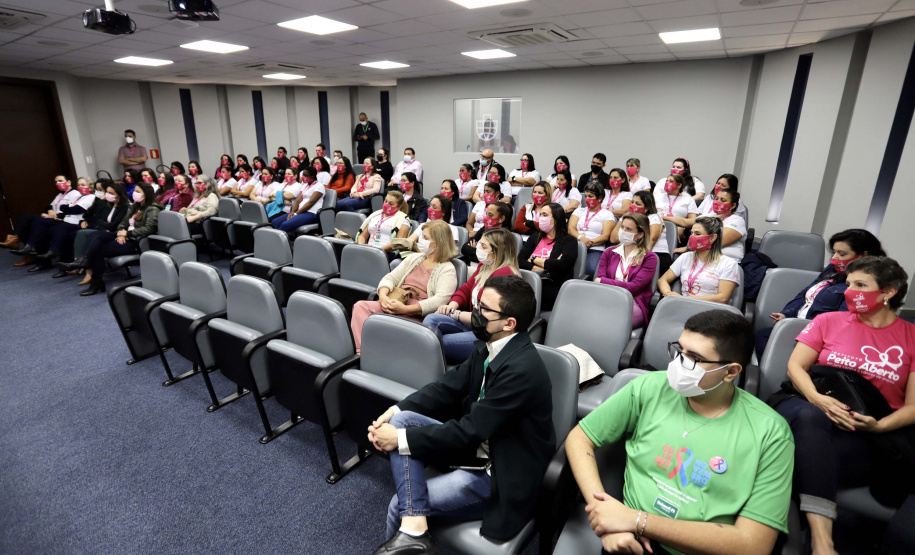 Para o Outubro Rosa deste ano a Portos do Paraná desenvolveu quatro vídeos-depoimentos de mulheres que passaram ou ainda enfrentam um câncer de mama. A programação alusiva ao mês de conscientização sobre a doença terminou ontem (6), mas as produções serão utilizadas no trabalho contínuo de sensibilização. Foto: Claudio Neves/Portos do Paraná